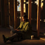 Apple-MacBook-Pro-M4-lifestyle-01_big.jpg.large_2x